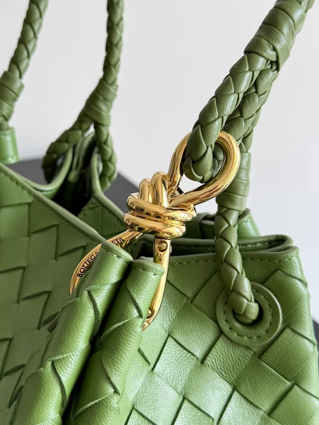 Batch 1760 BV home is new! Andiamo combines the Bottega Veneta archive parachute handbag to inherit retro elements and integrate modern trends. The same style as Shu Qi's in Beijing Night. It is a continuation of the classic bag. It has three functions: hand carry, shoulder and cross-body. It is embellished with metal brass knot buckles. It is small and has an amazing capacity. It can easily hold sunglasses in a box / small bottle of water / powder powder / charger and other daily necessities when going out. The upper body is versatile. Style number: 796569 Size: 21*17*16.5cm